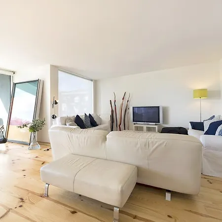 Lovelystay - White With Balcony