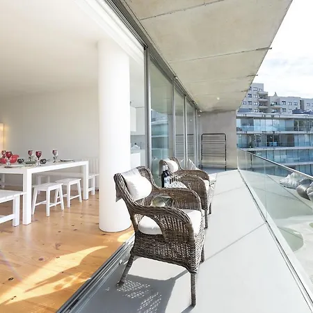 Lovelystay - White With Balcony
