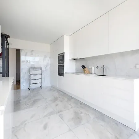 Lovelystay - White With Balcony Oporto