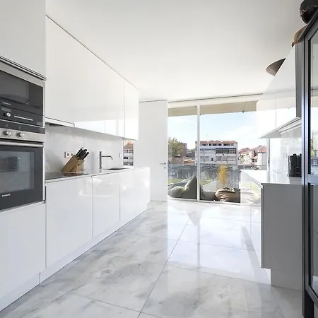 Lovelystay - White With Balcony * Oporto