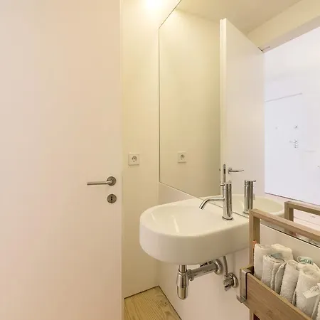 Lovelystay - White With Balcony *