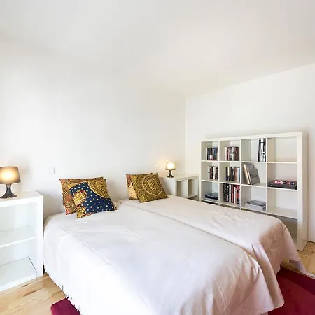 Lovelystay - White With Balcony Oporto