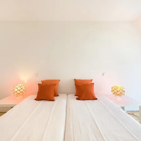 Lovelystay - White With Balcony