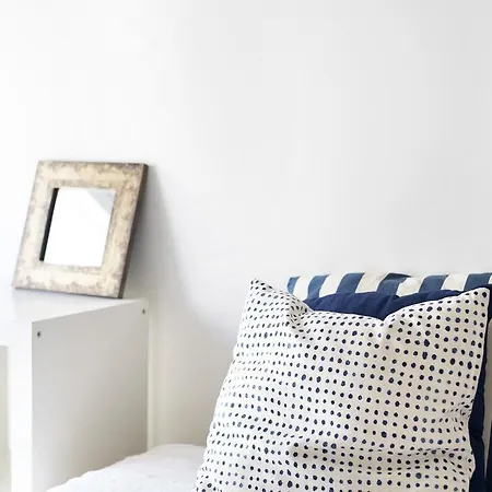 Lovelystay - White With Balcony Appartamento