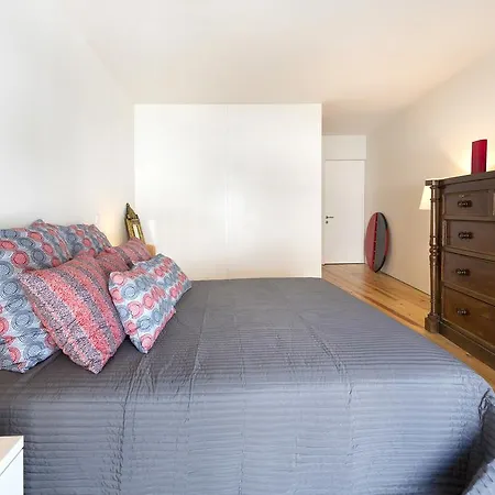 Lovelystay - White With Balcony * Oporto