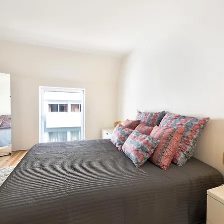 Lovelystay - White With Balcony Oporto