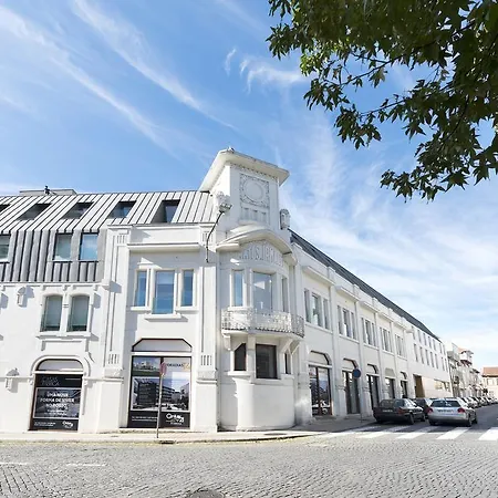 Lovelystay - White With Balcony Oporto