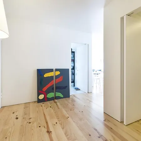 Lovelystay - White With Balcony